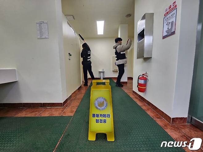 제주자치경찰이 공중화장실에서 불법 촬영기기를 점검하고 있다.(제주자치경찰단 제공)