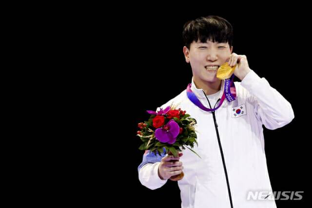 2022 항저우 아시안게임 E스포츠 '스트리트 파이터 V' 시상식에서 금메달을 차지한 김관우가 메달을 들어보이고 있다. 사진=뉴시스