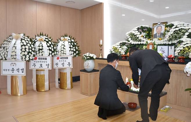 윤석열 대통령이 6.25전쟁 귀환 용사중에서 처음으로 대한민국 대통령취임식에 초청 받아 참석했던 이규일 씨가 별세하자 12일 오후 빈소가 마련된 국군수도병원에 박민식 국가보훈처장을 보내 조문, 윤대통령의 조화와 유가족에게 대통령의 각별한 애도 메시지를 전달했다. /국가보훈처