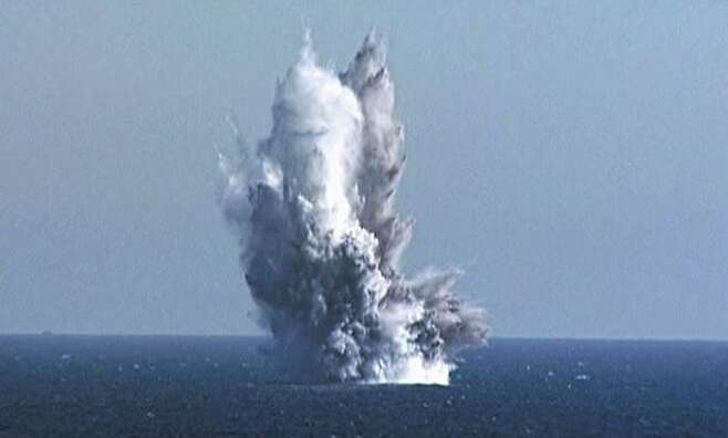 북한이 24일 공개한 핵무인 수중공격정 ‘해일’의 수중 폭발 시험 모습. /조선중앙통신 연합뉴스