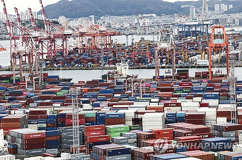 이날 부산항 신선대와 감만부두에서 컨테이너 하역작업이 진행되고 있다. [연합뉴스]