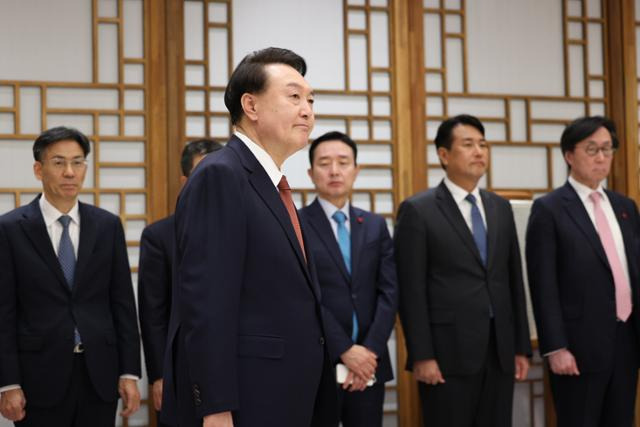 윤석열 대통령이 28일 서울 용산 대통령실 청사에서 열린 재외공관장 신임장 수여식에 입장하고 있다. 뉴시스