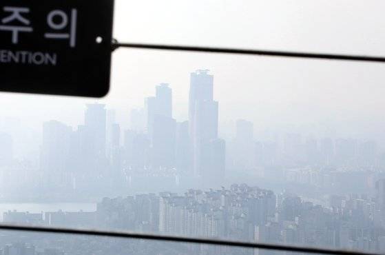 26일 오후 서울 하늘이 미세먼지로 뿌옇다. 연합뉴스