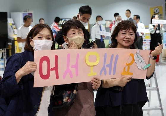 일본 여행 열품에 힘입어 항공사의 일본 소도시 취항도 늘고 있다. 사진은 지난 10월 25일 일본 돗토리현 요나고공항에서 한국인 관광객을 환영하는 일본인의 모습. 연합뉴스