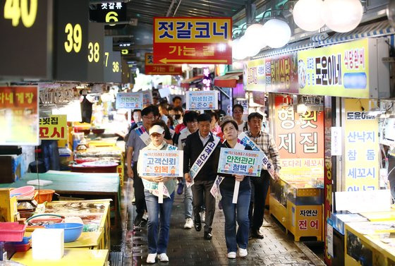 섞어 팔기, 바가지요금 문제로 도마 위에 올랐던 인천 소래포구 전통어시장은 상인들이 직접 '고객 신뢰 회복' 캠페인을 벌이며 진화에 나섰다. 연합뉴스