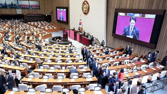 국회 본회의에서 28일 오후 화천대유 '50억 클럽' 뇌물 의혹 사건의 진상규명을 위한 특별검사의 임명 등에 관한 법률안에 대한 수정안이 상정되자 국민의힘 의원들이 집단 퇴장하고 있다. 김성룡 기자