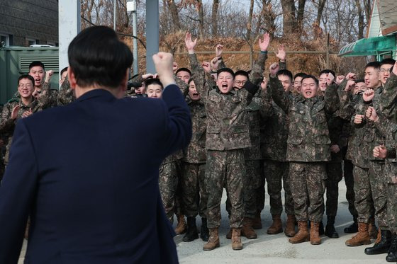 윤석열 대통령이 연말연시를 맞아 28일 경기도 연천군 중부 전선 육군 제5보병사단 열쇠전망대를 방문해 장병들과 인사하고 있다. 사진 대통령실