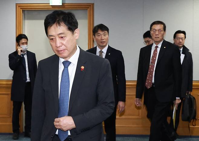 김주현 금융위원장(왼쪽부터), 이복현 금융감독원장, 이창용 한국은행 총재가 지난 14일 서울 중구 은행연합회관에서 열린 비상거시경제금융회의에 참석하고 있다. / 연합뉴스