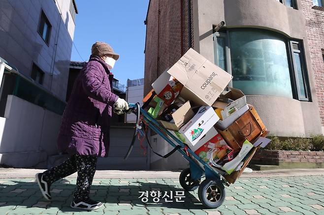 녹색병원에서 진행하는 폐지수집노인 대상 새 리어카 제작 사업에 참여한 김설자 할머니가 지난달 13일 서울 중랑구 일대에서 폐지 수집 노동을 하고 있다. 이날 주운 폐지의 양은 약 24kg으로 1400원어치였다. 한수빈 기자