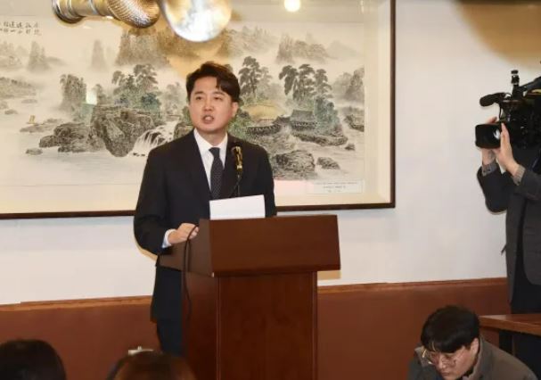 Lee Joon-seok, a former representative of the People\'s Power, holds a press conference on his defection from the party at a rib restaurant in Sanggye-dong, Nowon-gu, Seoul, on Nov. 27. By Han Soo-bin subinhann@kyunghyang.com