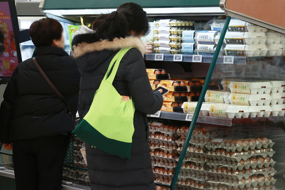 Customers shop for food at a supermarket in Seoul on Dec. 17. [YONHAP]