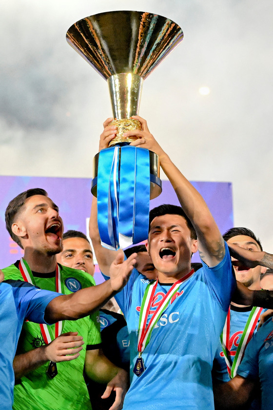 Kim Min-jae lifts the trophy as he celebrates with teammates after winning the Serie A title at Stadio Diego Armando Maradona in Naples, Italy. [REUTERS/YONHAP]