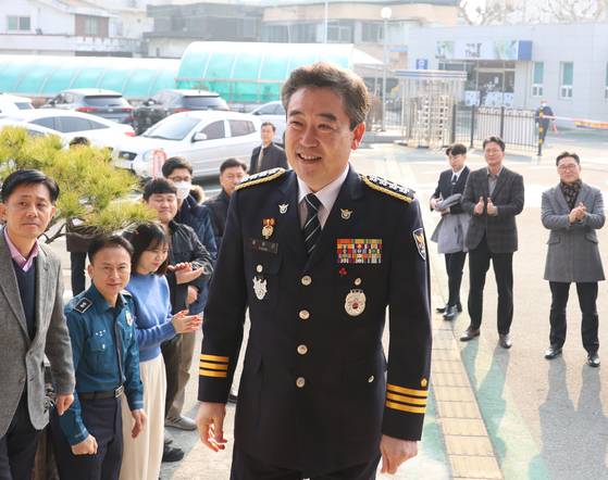 National Police Agency Commissioner-General Yoon Hee-keun enters the Cheongwon Police Station in North Chungcheong on Thursday to attend a promotion ceremony. [YONHAP]