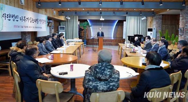 김기석 목사는 ‘밤낮 자고 일어나는 사이에’라는 주제로 설교하고 있다.