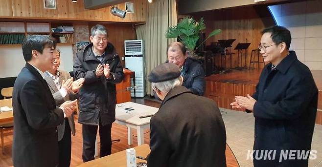 이사진이 손봉호 장로(모자쓴 이)를 나무가심는내일 이사장으로 추대하고 있다.