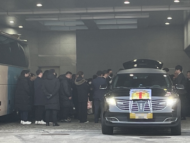 박씨의 운구차를 둘러싸고 마지막 기도를 하고 있는 유족과 조문객들. 나경연 기자