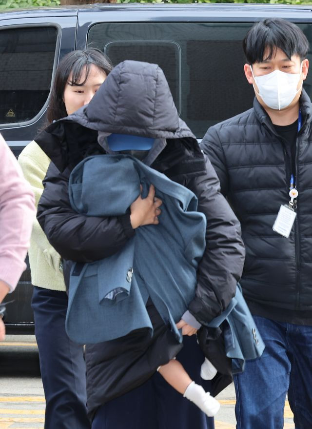 유흥업소 여실장과 함께 이선균씨를 협박해 금품을 뜯은 혐의를 받는 20대 여성이 28일 오후 인천시 미추홀구 인천지법에서 열린 구속 전 피의자 심문(영장실질심사)에 출석하고 있다. 연합뉴스