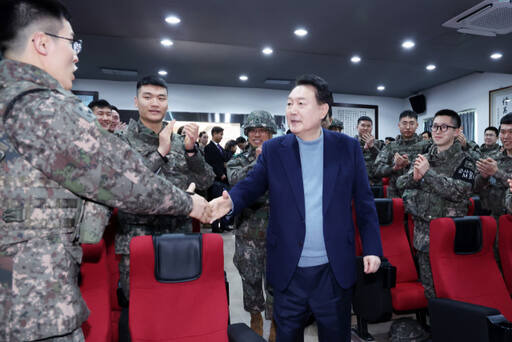 윤석열 대통령이 연말연시를 맞아 28일 경기도 연천군 중부 전선 부대를 방문해 최전방에서 경계 작전 중인 장병들을 격려하며 치하하고 있다. 연합뉴스