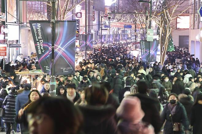 크리스마스 이브인 24일 저녁 서울 명동 거리가 인파로 붐비고 있다. [사진 출처=연합뉴스]