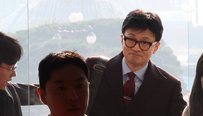 국민의힘 한동훈 비상대책위원장이 27일 국회에서 직원의 안내를 받으며 사무실로 출근하고 있다. [사진 = 연합뉴스]