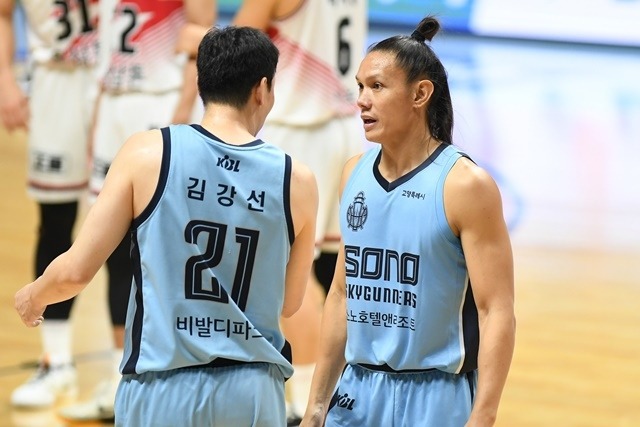 소노 김강선과 카바노. 사진=KBL 제공