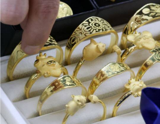 서울 종로구 한국금거래소에 진열된 금반지 모습. 뉴시스