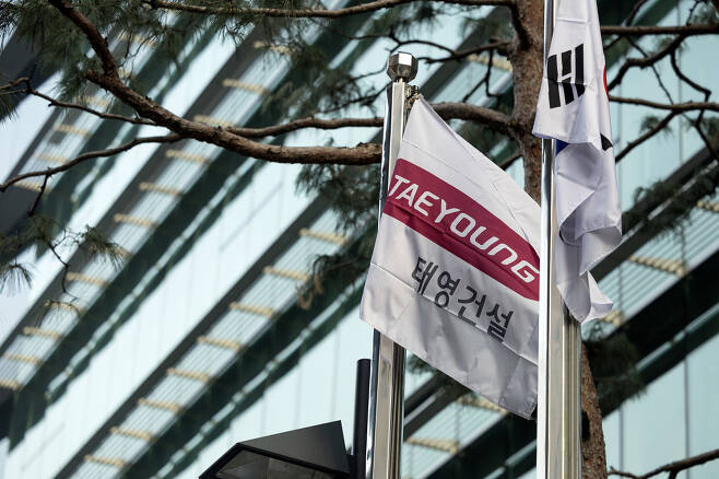 서울 영등포구 태영빌딩에 태영건설 깃발이 펄럭이는 모습. [연합]