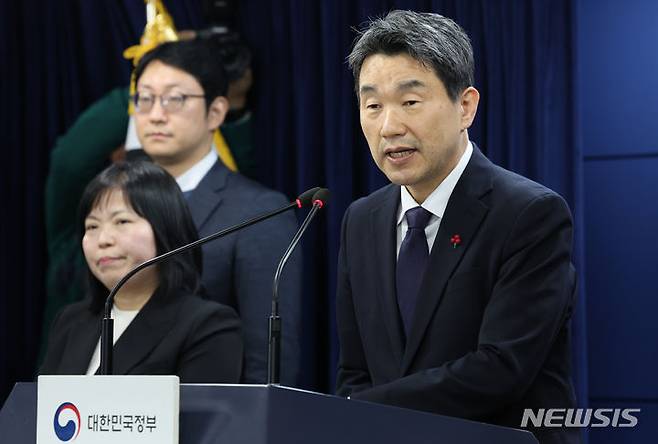 [서울=뉴시스] 김명원 기자 = 이주호 사회부총리 겸 교육부 장관이 27일 오전 서울 종로구 정부서울청사에서 열린 2028 대학입시제도 개편 확정안 발표를 마친후 기자들의 질문에 답하고 있다. 이날 이주호 부총리는 2028 입시부터 국어·수학·사회·과학 선택과목 없는 통합형 수능, 내신 5등급 체제 확정을 발표했다. 2023.12.27. kmx1105@newsis.com