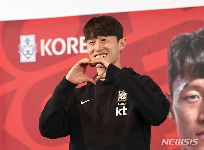 [서울=뉴시스] 김금보 기자 = 대한민국 축구 국가대표팀 이재성이 28일 서울 용산구 CGV 아이파크몰에서 열린 2023 아시아축구연맹(AFC) 카타르 아시안컵 축구 국가대표팀 명단 발표식에서 포즈를 취하고 있다. 2023.12.28. kgb@newsis.com