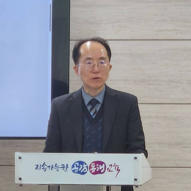 28일 김진석 충북교육공론화 위원회 위원장(청주지법 수석부장판사)이 충북교육청 브리핑실에서 기자회견을 열고 공론화 결과를 발표하고 있다.2023.12.28.kipoi@newsis.com *재판매 및 DB 금지