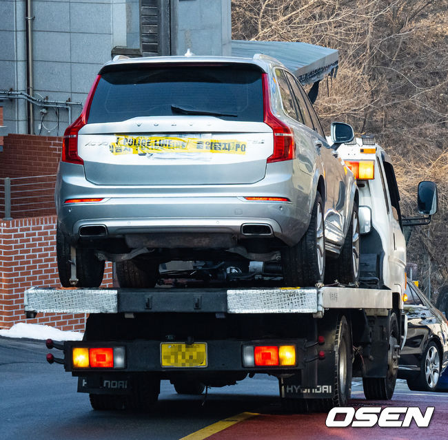 [OSEN=민경훈 기자] 마약 투약 혐의를 받던 배우 이선균 씨가 27일 종로구 와룡공원 인근에서 숨진 채 발견 돼 경찰 관계자들이 이 씨의 차량 내부를 살펴봤다. 이선균이 숨진 차량이 견인되고 있다. 2023.12.27 / rumi@osen.co.kr