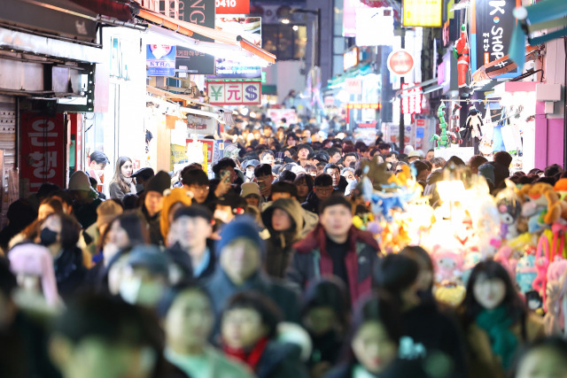 성탄절인 25일 오후 서울 중구 명동거리가 시민과 관광객 등으로 붐비고 있다. 연합뉴스