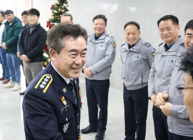 윤희근 경찰청장은 28일 배우 이선균(48)씨의 사망과 관련 "경찰 수사가 잘못돼서 그런 결과가 나왔다는 데 동의하지 않는다"고 밝혔다. 사진은 그가 이날 오후 특별 승진 임용식이 진행된 청주 청원경찰서에 들어서고 있는 모습. 연합뉴스