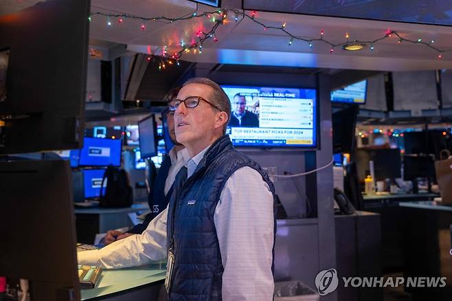 NYSE 입회장에서 일하는 트레이더들의 모습 [연합뉴스 자료사진]