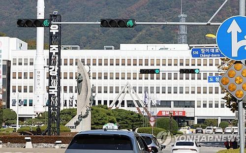 경남도청 앞 누리호 발사체 모형 [연합뉴스 자료사진]