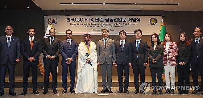 한-GCC FTA 타결 공동선언문 서명식 (서울=연합뉴스) 류영석 기자 = 안덕근 통상교섭본부장(산업부 장관 후보자)과 자심 모하메드 알 부다이위 걸프협력이사회(GCC) 사무총장이 28일 오전 서울 강남구 한국무역협회에서 열린 한-GCC FTA 타결 공동선언문 서명식에서 서명한 뒤 관계자들과 기념촬영을 하고 있다. 2023.12.28 ondol@yna.co.kr