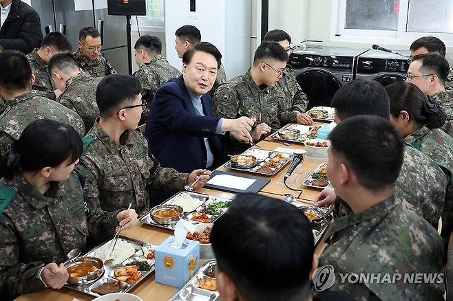 윤석열 대통령, 최전방 부대에서 장병들과 오찬 (연천=연합뉴스) 진성철 기자 = 윤석열 대통령이 연말연시를 맞아 28일 경기도 연천군 중부 전선 전방부대 관측소 식당에서 최전방에서 근무 중인 장병들과 오찬을 함께하고 있다.   2023.12.28  [대통령실통신사진기자단] zjin@yna.co.kr