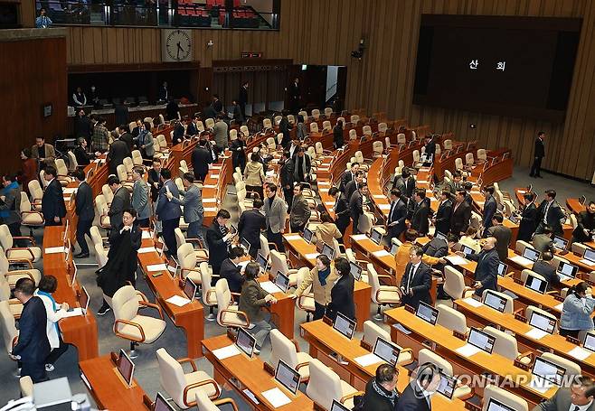 쌍특검법 국회 본회의 통과...퇴장하는 야당의원들 (서울=연합뉴스) 한종찬 기자 = 28일 국회 본회의에서 윤석열 대통령 부인 김건희 여사의 도이치모터스 주가 조작 의혹 특별검사 도입법과 대장동 50억 클럽 의혹 특검법이 통과됐다. 이날 본회의를 마친 야당 의원들이 퇴장하고 있다. 2023.12.28 saba@yna.co.kr