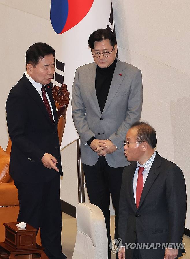 김진표 국회의장과 여야 원내대표 (서울=연합뉴스) 이정훈 기자 = 김진표 국회의장이 21일 국회 본회의에서 국민의힘 윤재옥 원내대표 겸 대표 권한대행, 더불어민주당 홍익표 원내대표와 이태원 참사 진상규명 특별법 처리와 관련해 논의하고 있다. 2023.12.21 uwg806@yna.co.kr