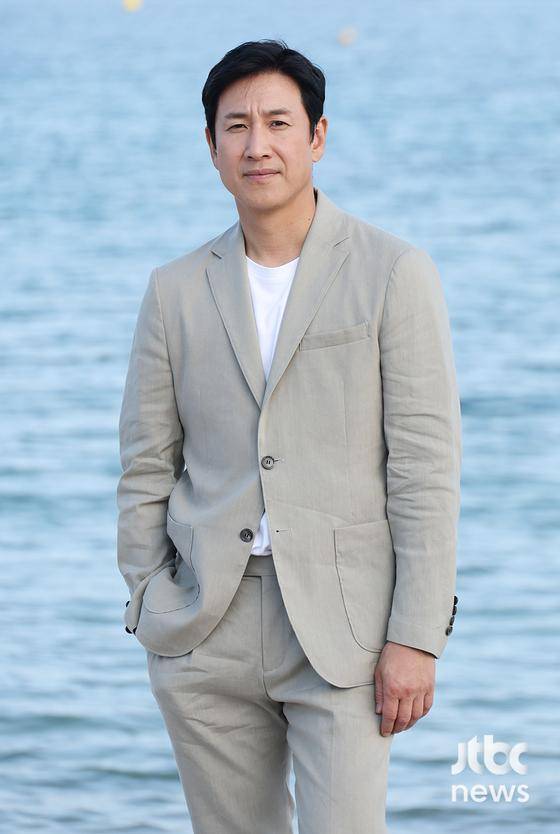 배우 이선균이 21일(현지시간) 오후 프랑스 칸 팔레 데 페스티발 영화진흥위원회 부스에서 열린 '제76회 칸 국제영화제'(Cannes Film Festival) 미드나잇 스크리닝 초청작인 '탈출: 프로젝트 사일런스' 국내 매체 인터뷰에 참석해 포즈를 취하고 있다.  칸(프랑스) 박세완 엔터뉴스팀 기자 park.sewan@jtbc.co.kr (콘텐트비즈니스본부)