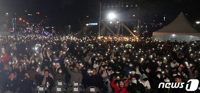 2023년(계묘년)을 맞이하는 전주 제야축제가 열린 1일 전북 전주시 노송광장에서 행사장을 찾은 시민들이 다함께 카운트 다운을 외치고 있다. 2023.1.1/뉴스1 ⓒ News1 유경석 기자