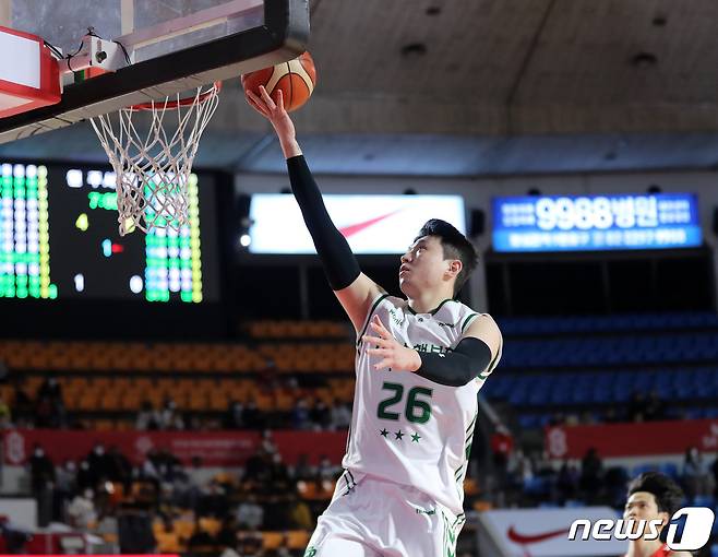 4일 오후 서울 송파구 잠실학생체육관에서 열린 'SKT 에이닷 프로농구 2022-2023 KBL' 서울 SK 나이츠와 원주 DB 프로미의 경기에서 DB 강상재가 레이업슛을 시도하고 있다. 2023.1.4/뉴스1 ⓒ News1 구윤성 기자