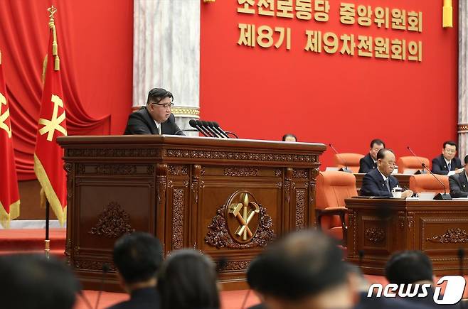 북한 김정은 노동당 총비서가 '연말 전원회의'에서 내년 대외 정책 방향과 기조를 밝혔다고 당 기관지 노동신문이 28일 보도했다. 신문은 김 총비서가 "인민군대와 핵무기부문은 전쟁준비 완성에 더 박차를 가해야 한다＂라며 내년도 '전투적 과업'을 제시했다고 전했다. [국내에서만 사용가능. 재배포 금지. DB 금지. For Use Only in the Republic of Korea. Redistribution Prohibited] rodongphoto@news1.kr