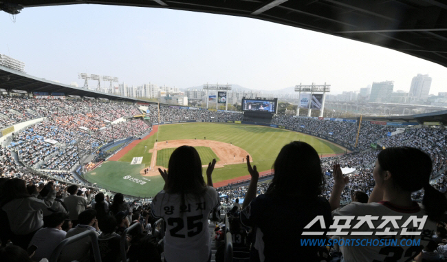 2023 KBO리그 개막전 두산베어스와 롯데자이언츠의 경기가 1일 잠실야구장에서 열렸다. 잠실을 가득 메운 만원관중이 응원전을 펼치고 있다.  잠실=최문영 기자 deer@sportschosun.com /2023.04.01/