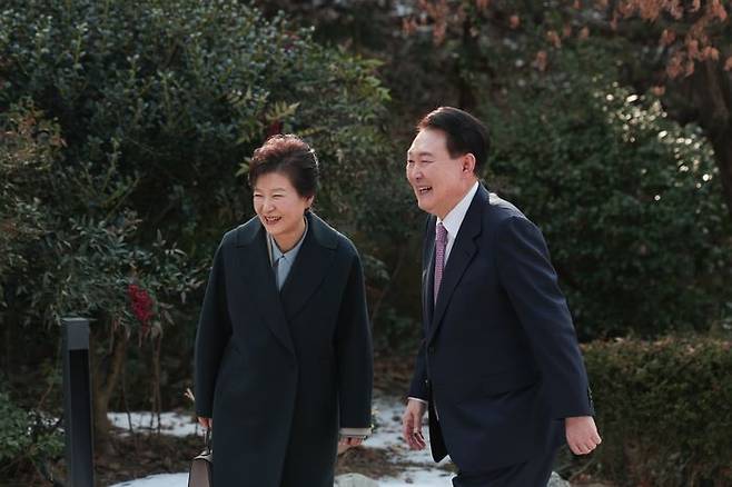 윤석열 대통령이 29일 서울 한남동 관저에서 박근혜 전 대통령과 오찬을 마친 뒤 정원을 산책하고 있다. ⓒ대통령실