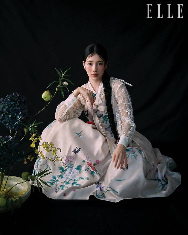 고정 관념에서 벗어나 전통을 현대에 맞게 재창조하는 하플리는 개화 직전, 싱그럽고 언제라도 터질 듯한 탐스러운 꽃망울 같은 수지의 매력에 집중했다. 조선후기 화가 남계우의 민화를 그래픽 스튜디오와 협업해 제작했으며, 치마저고리 형태를 스리 피스로 해체하고 재조합해 개성을 더했다.