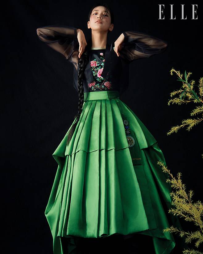 왕실 파티에 초대된 수지의 모습을 컨셉트로 만든 한복문. 부귀영화를 상징하는 목단수와 거들 치마에서 영감을 받아 현대적으로 디자인한 거들 드레스로 완성했다. 특히 거들 드레스는 전통 소재인 양단과 주화사 자수로 완성한 옷으로 한국의 전통 요소가 많이 가미됐다.