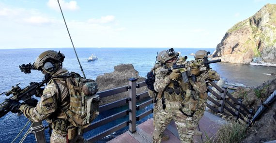 우리 군(軍)은 독도를 비롯한 동해 영토 수호 의지를 더욱 공고히 하기 위해 오늘부터 내일(8.26)까지 동해 영토수호훈련을 실시한다. 사진은 오늘 오전 해군 특전요원(UDT)들이 독도에 전개해 사주경계를 하고 있는 모습. 사진 = 해군 제공