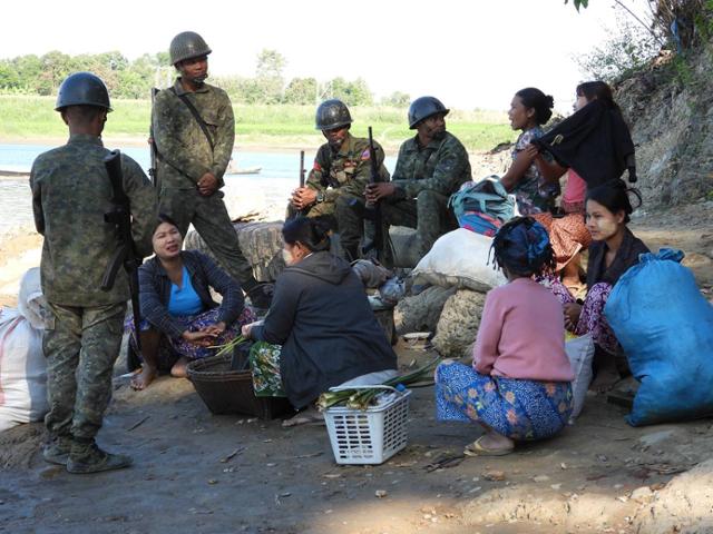 미얀마 소수민족 무장단체 아라칸군(AA)이 지난 19일 북부 샨주에서 시민들을 보호하고 있다. AA제공