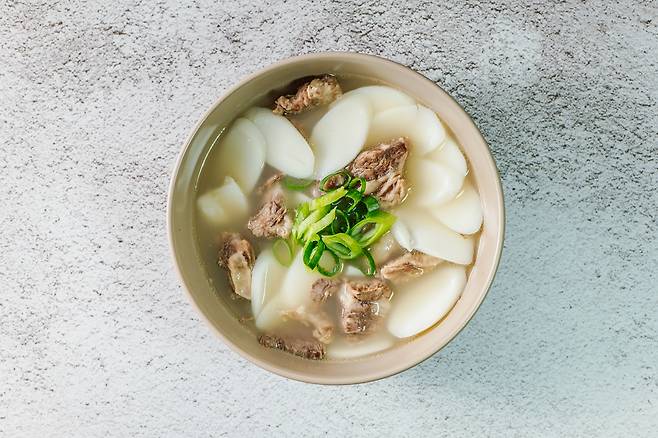 떡국에 들어가는 떡의 양은 조금 줄이고, 다른 재료를 넣어 영양 균형을 맞추는 것도 좋다./사진=클립아트코리아